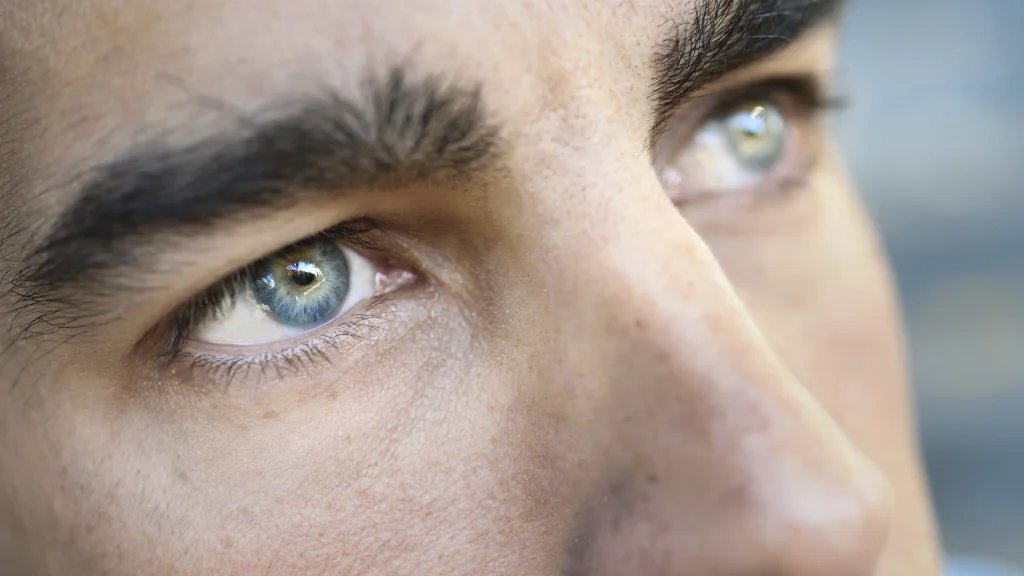 mężczyzna patrzący w monitor