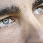 mężczyzna patrzący w monitor